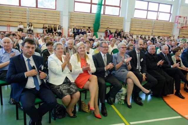 Jubileusz 100-lecia Szkoły - „Wspomnień czar” - część artystyczna podczas uroczystych obchodów Jubileuszu Szkoły